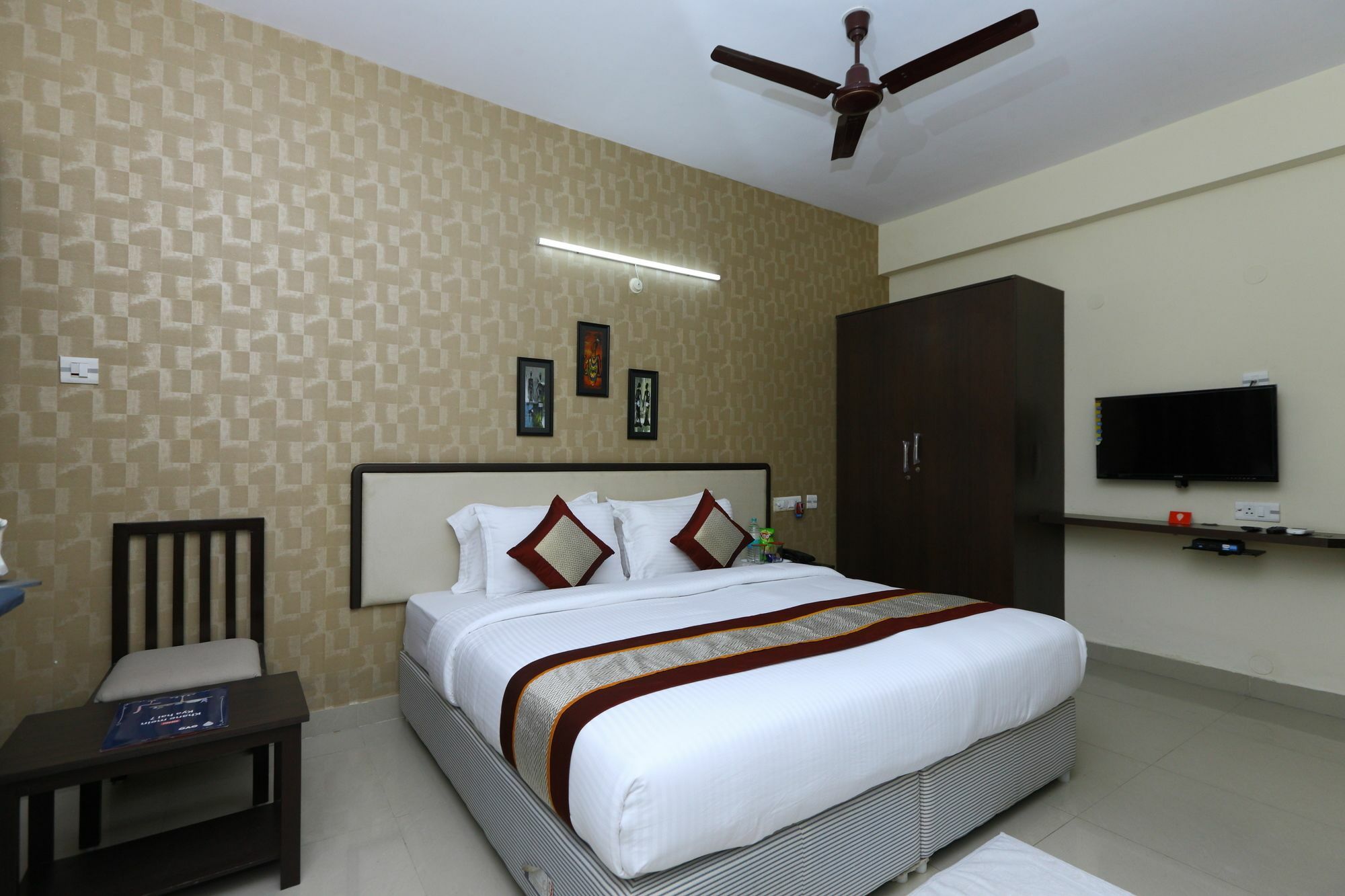 Hotel Oyo 4917 Near Sathyabama University 3*